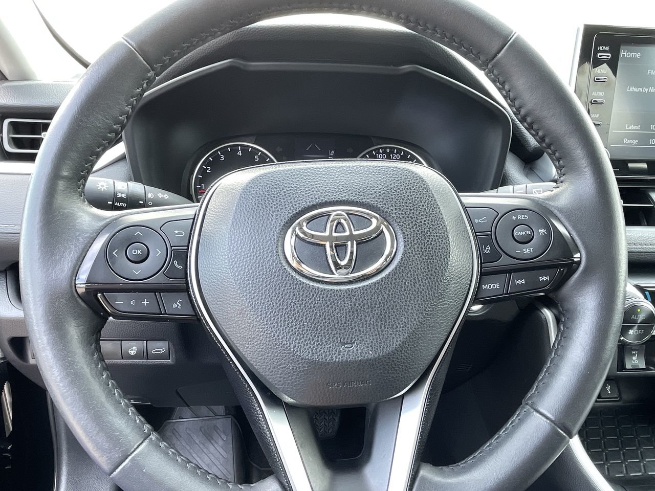 Used 2020  Toyota AWD XLE image 22