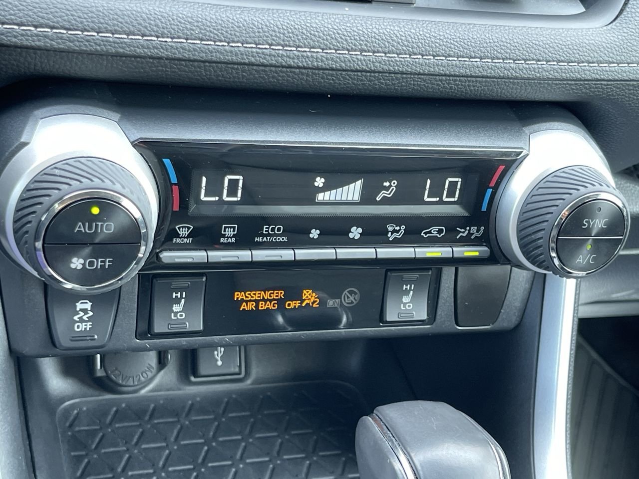 Used 2020  Toyota AWD XLE image 26