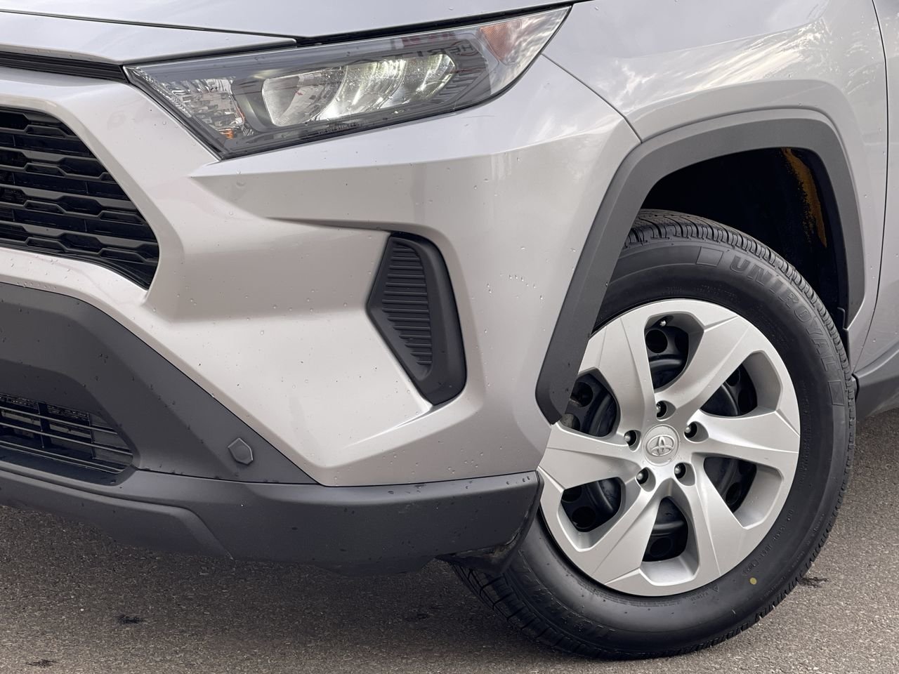 Used 2021  Toyota LE AWD image 18