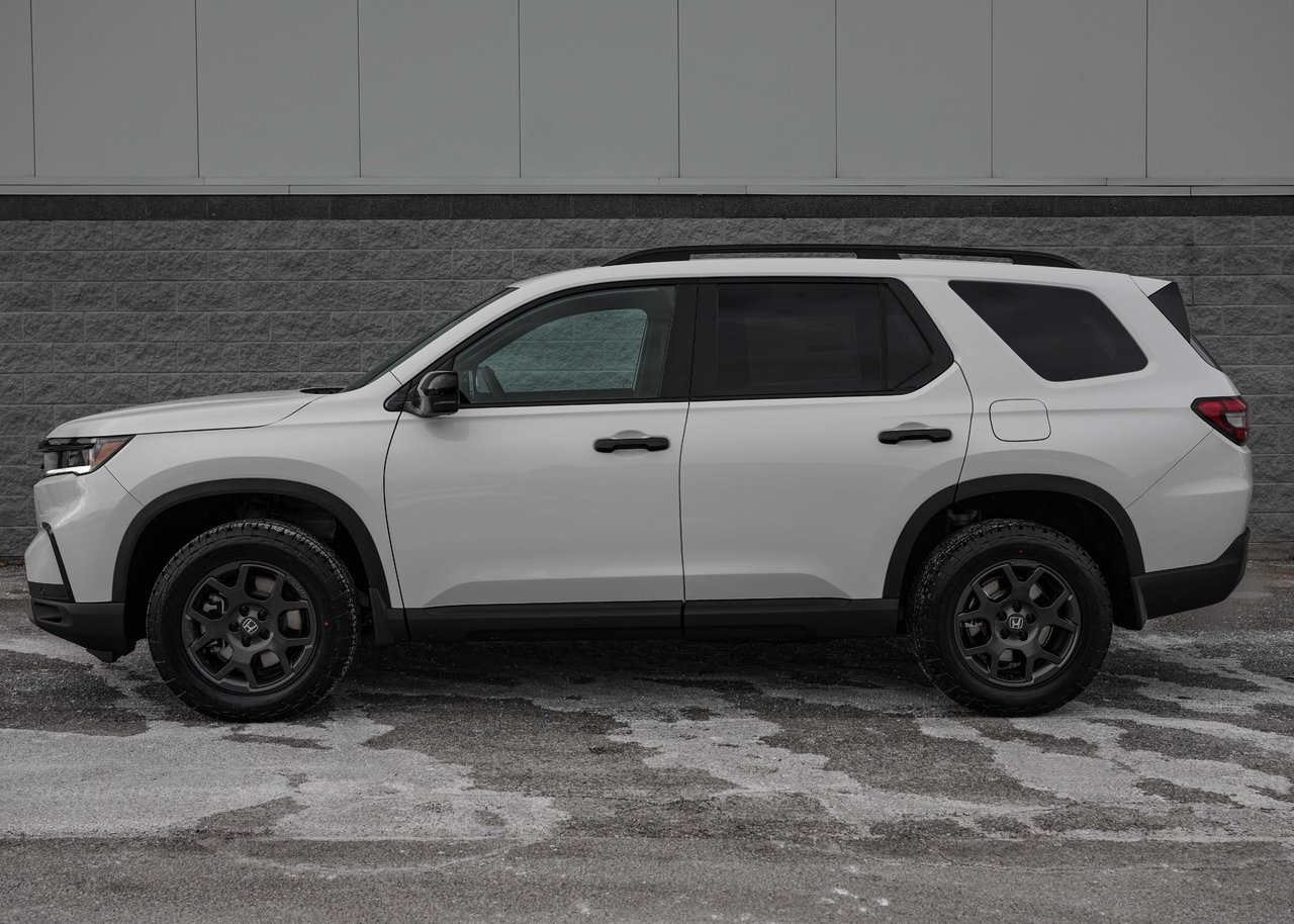 Used 2025 Honda Pilot with 500 km for sale at Otogo