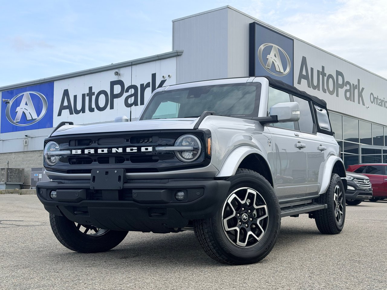 Iconic Silver Metallic 2022 Ford Bronco SUV / Crossover Four-Wheel Drive Automatic