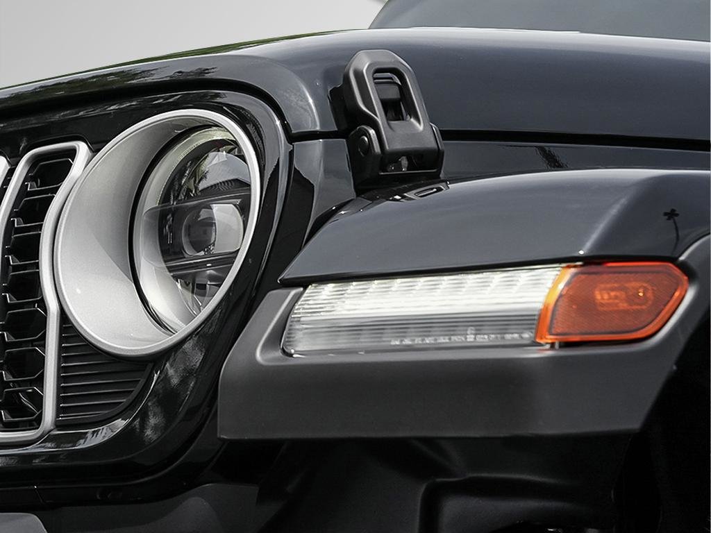 2025 Jeep Wrangler 4-Door SAHARA-12