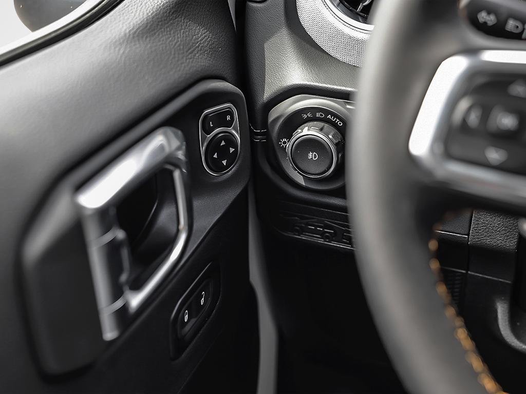 2025 Jeep Wrangler 4-Door SAHARA-12