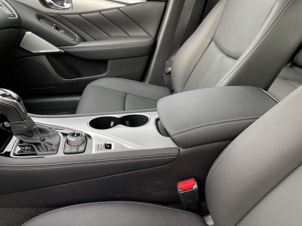 New 2022 Majestic White INFINITI LUXE image 30