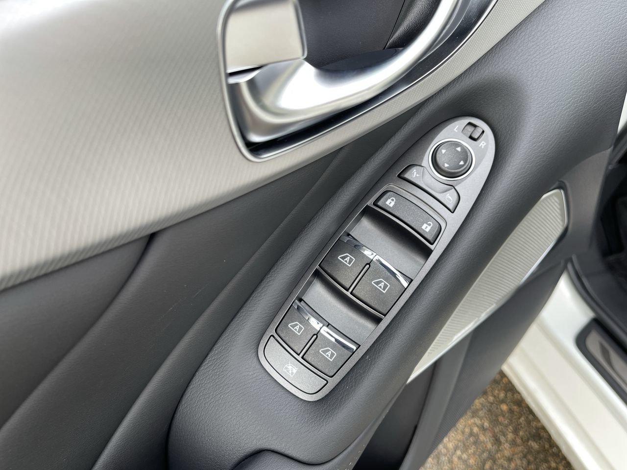 New 2022 Majestic White INFINITI LUXE image 24