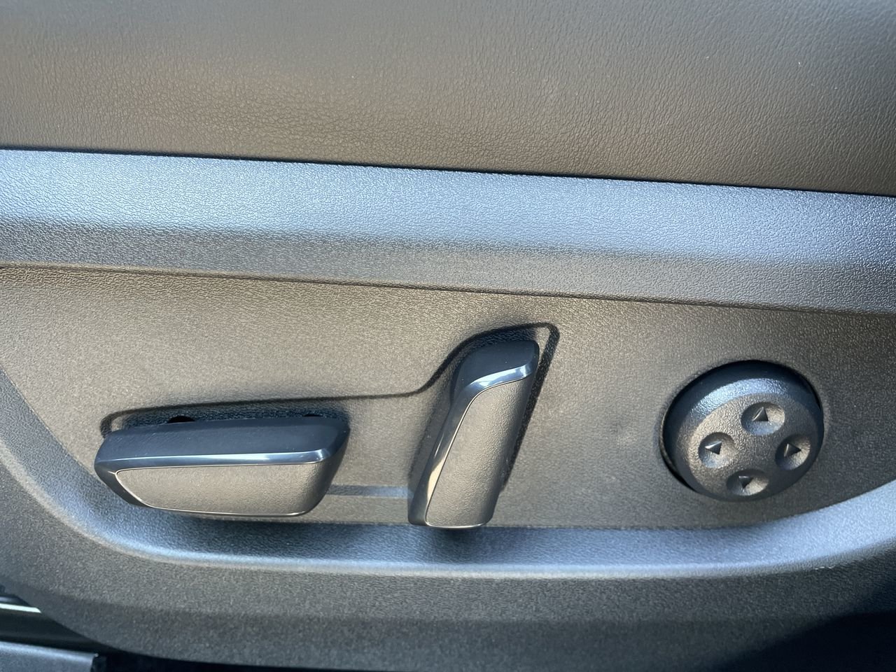 New 2023 Slate Gray INFINITI LUXE image 22