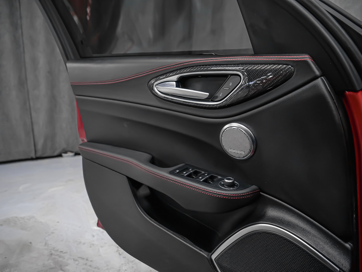 Alfa Romeo Giulia ESTREMA 2023-8