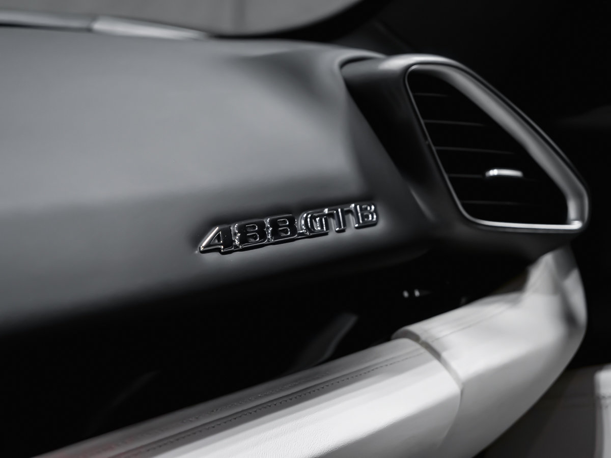 2016 Ferrari 488 GTB-40