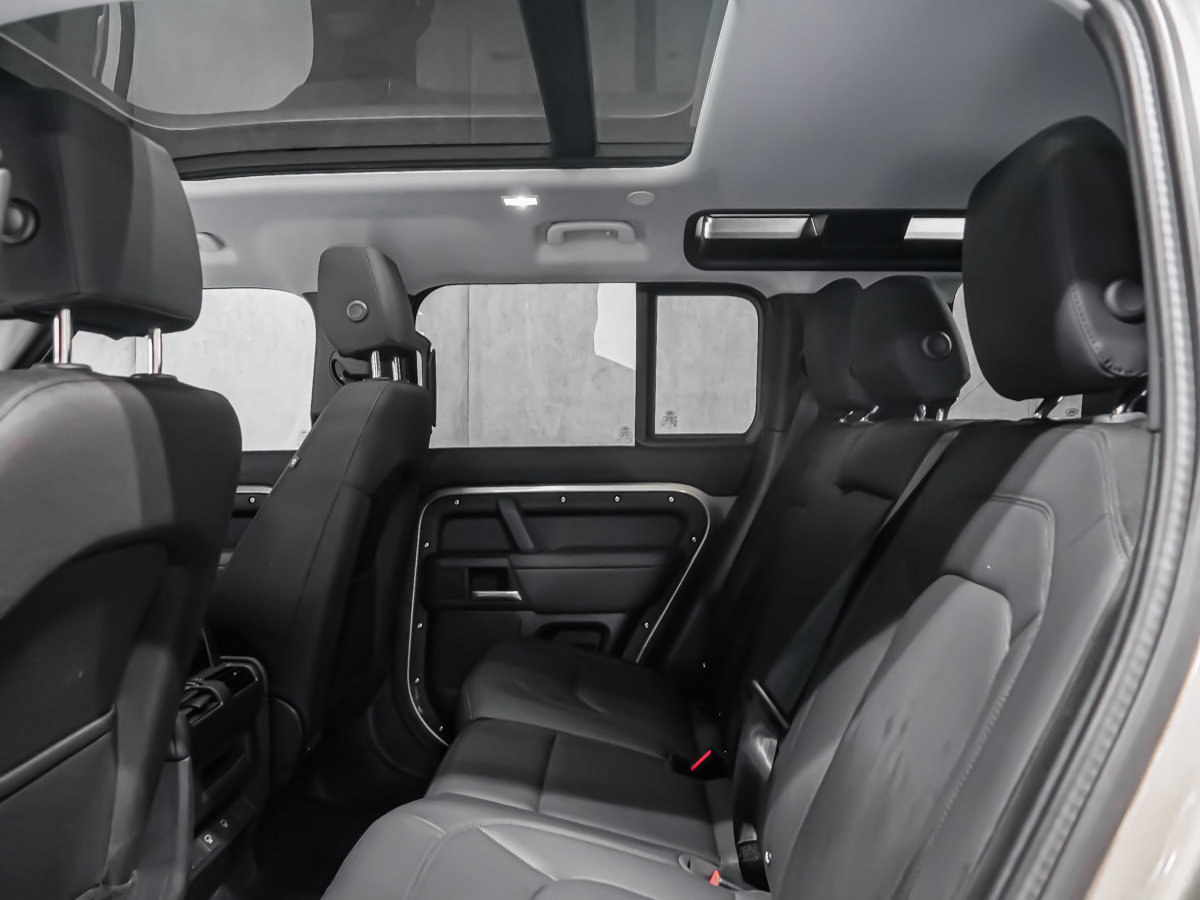2025 Land Rover Defender S-30