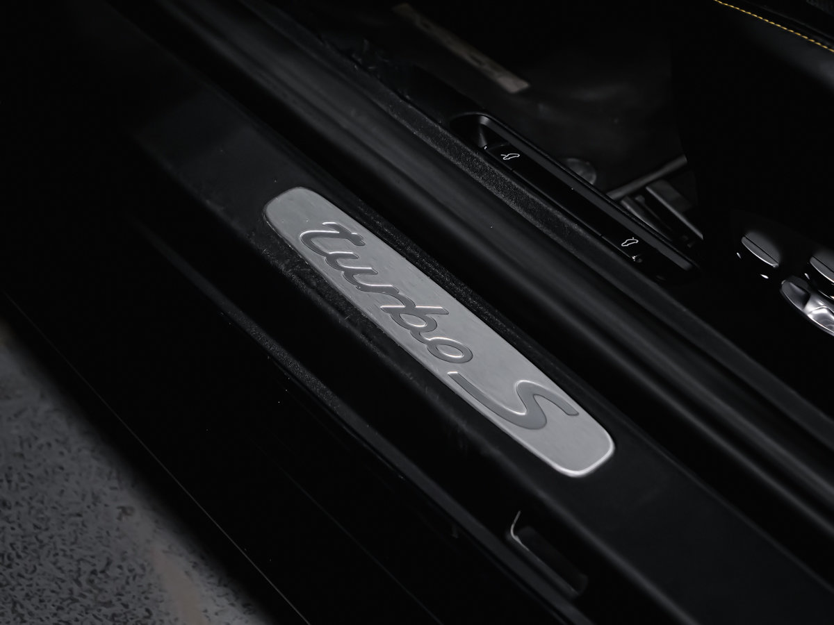 2017 Porsche 911 TURBO S-12