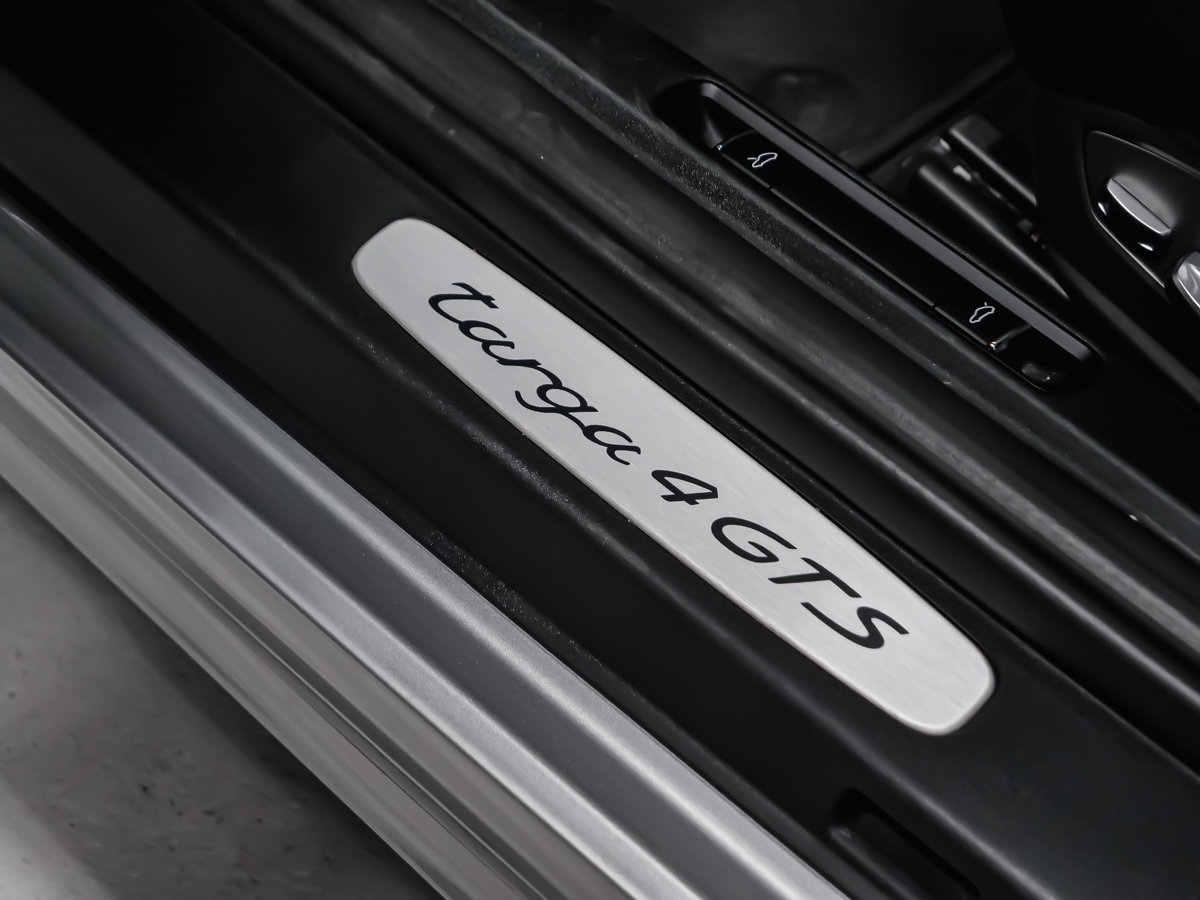 Porsche 911 TARGA 4 GTS 2018-12