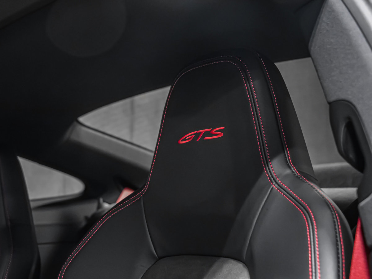 Porsche 911 CARRERA 4 GTS 2024-31