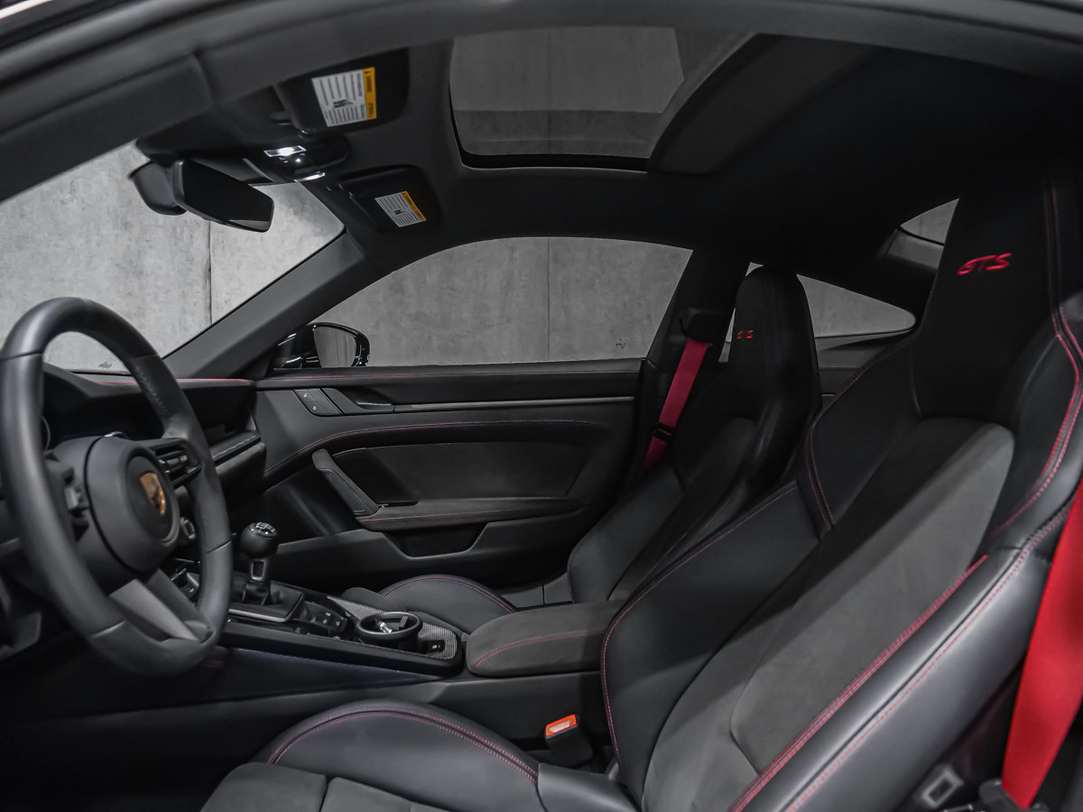 Porsche 911 CARRERA 4 GTS 2024-29