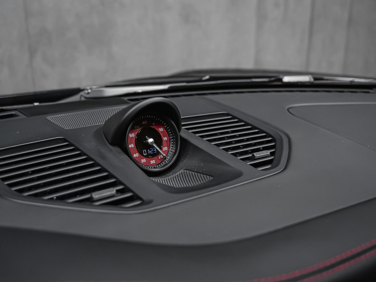 Porsche 911 CARRERA 4 GTS 2024-16