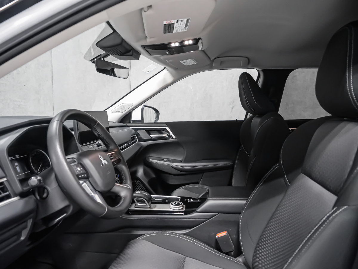 Mitsubishi Outlander ES 2025-11