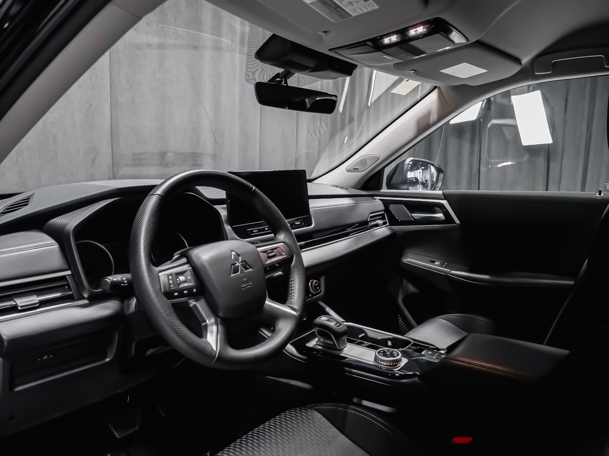 Mitsubishi Outlander ES 2025-5
