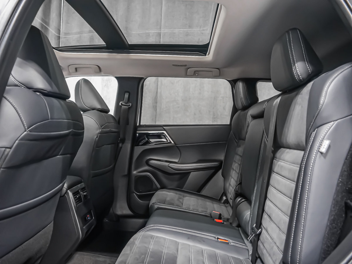 2024 Mitsubishi Outlander-14