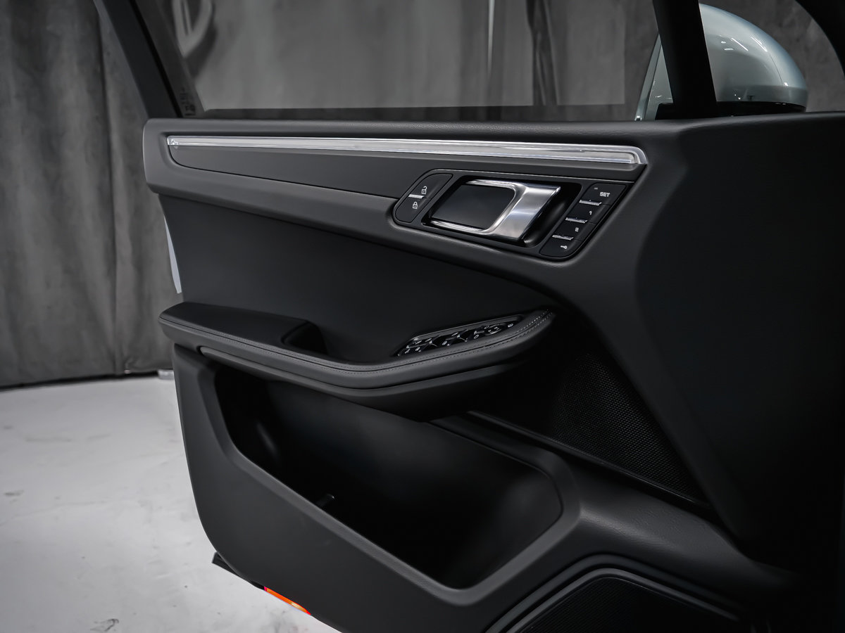 2025 Porsche Macan T-11