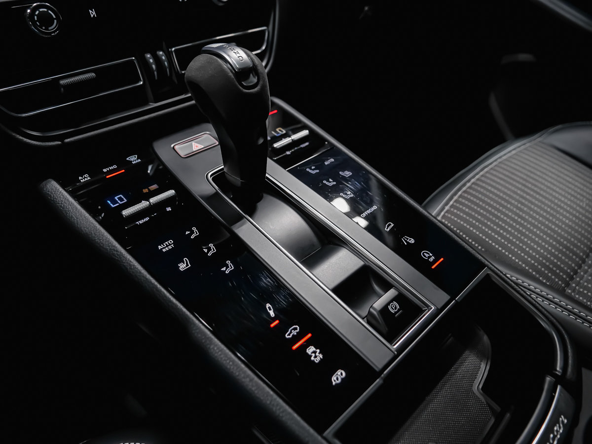 2025 Porsche Macan T-21