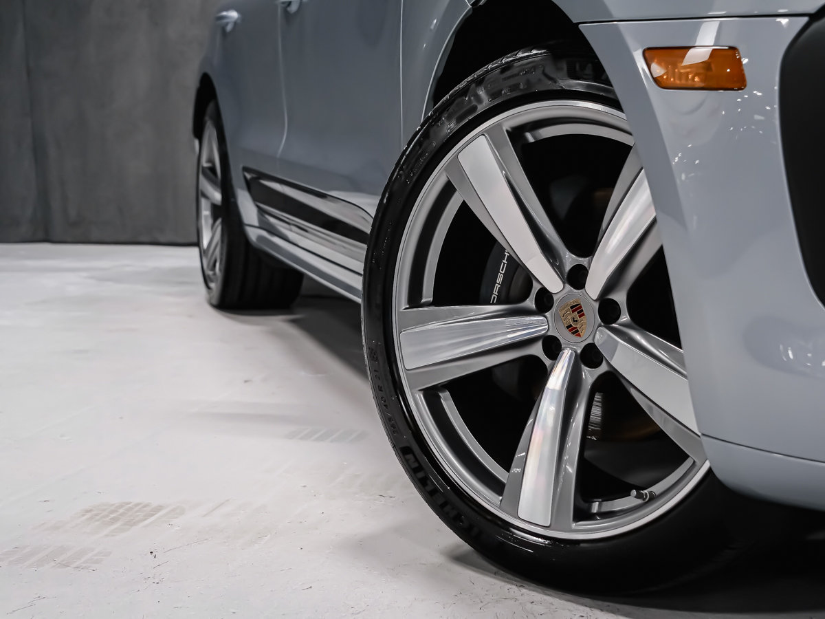 2025 Porsche Macan T-9