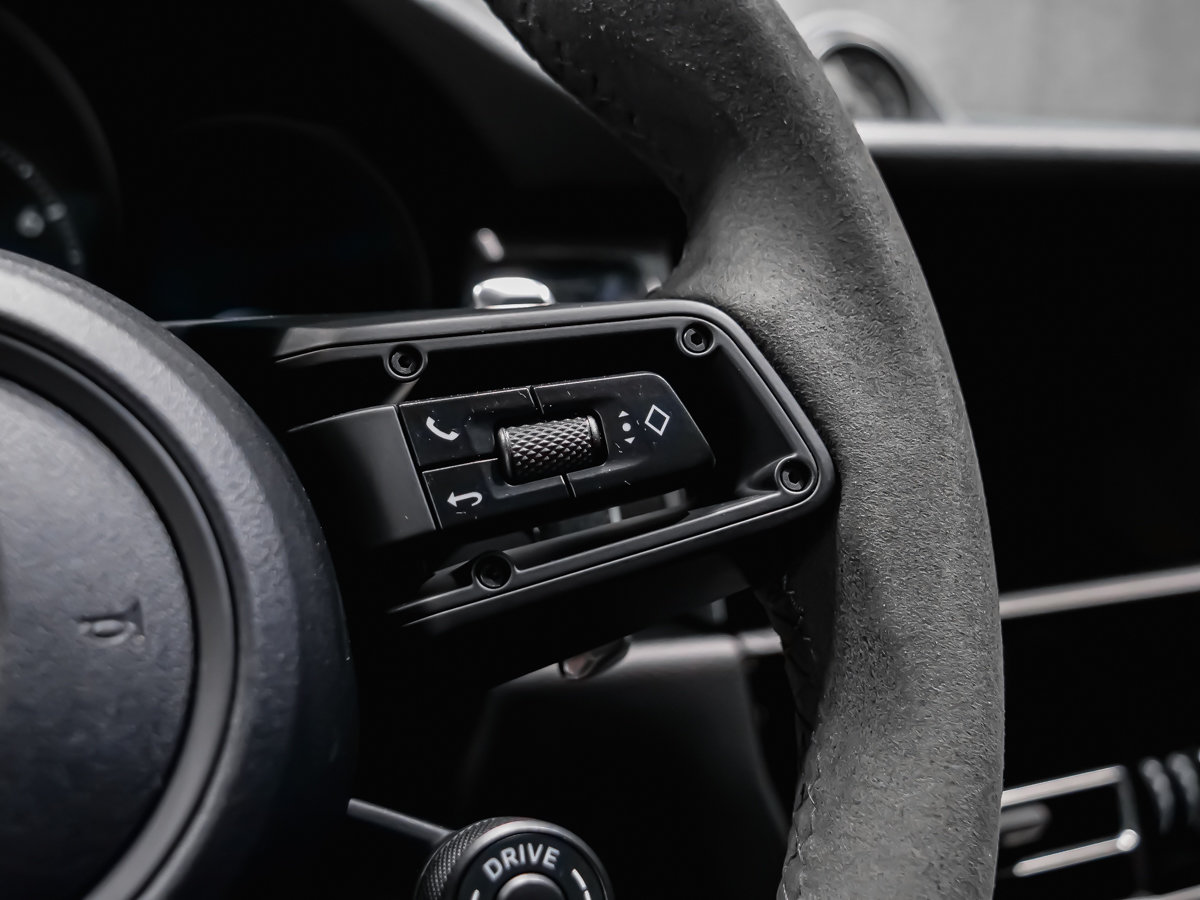 2025 Porsche Macan T-16