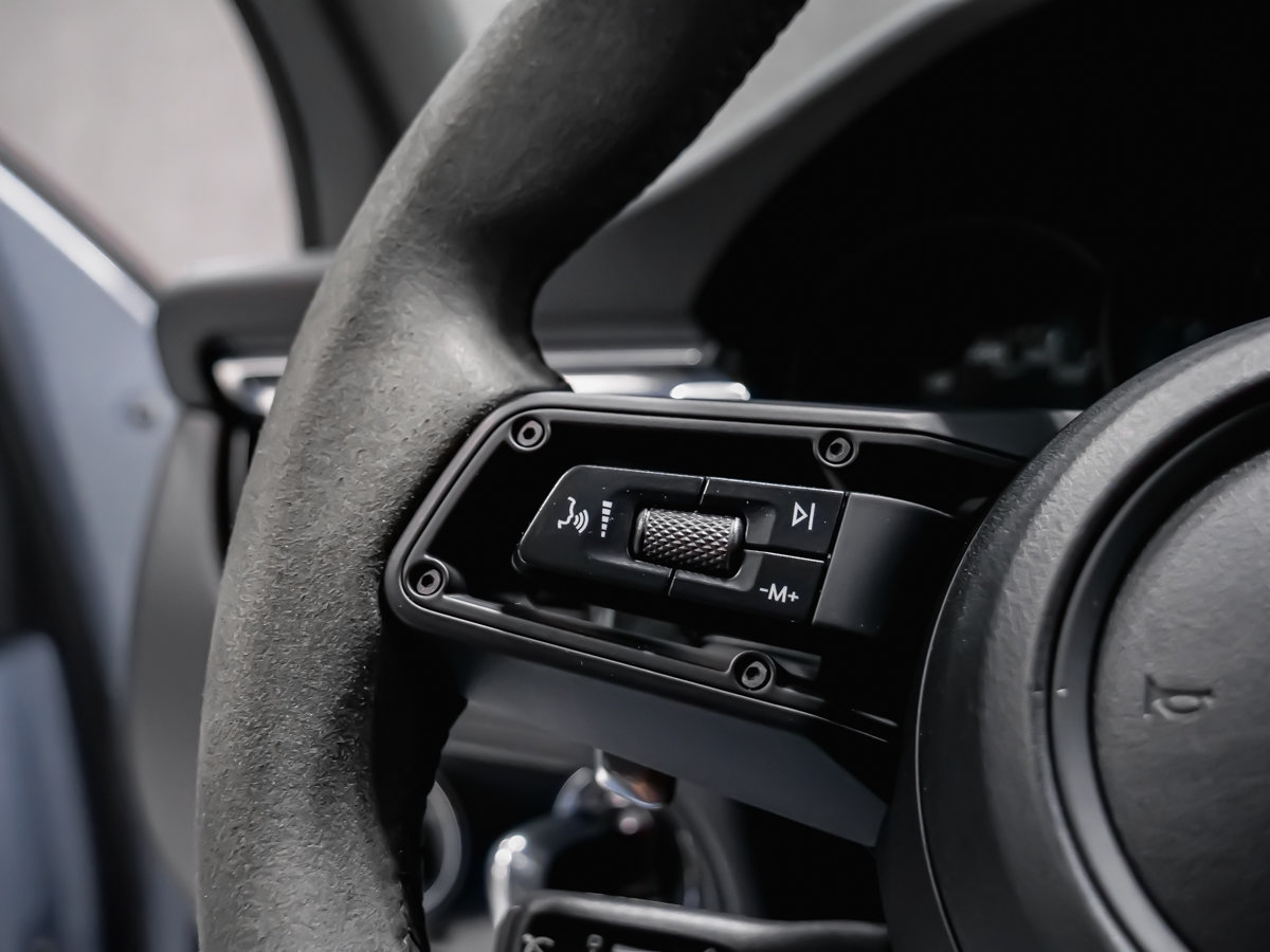 2025 Porsche Macan T-17