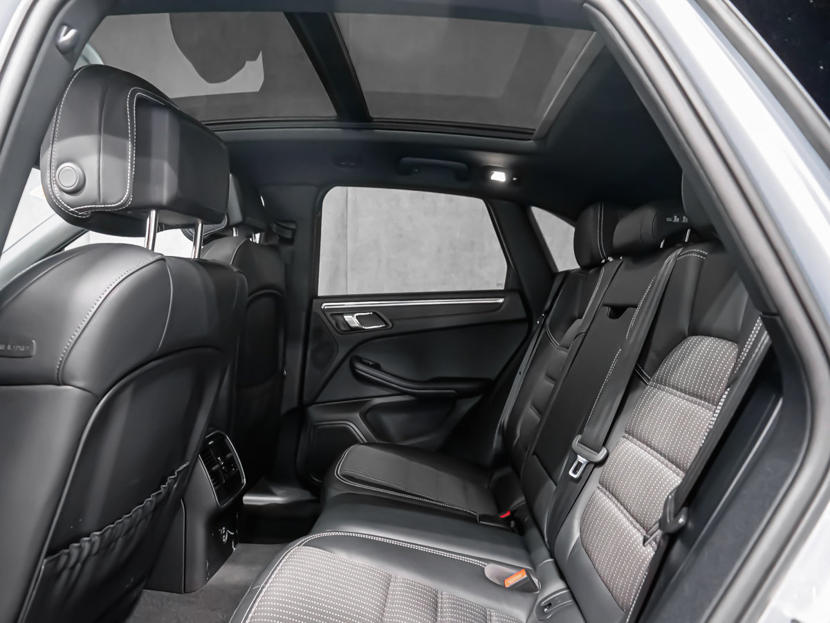 2025 Porsche Macan T-25