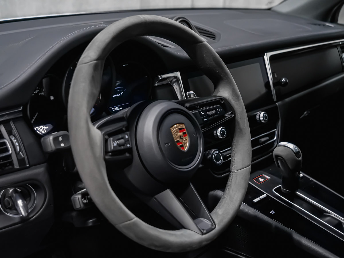 2025 Porsche Macan T-7