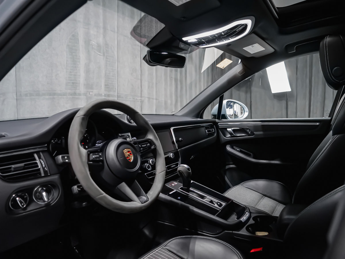 2025 Porsche Macan T-5