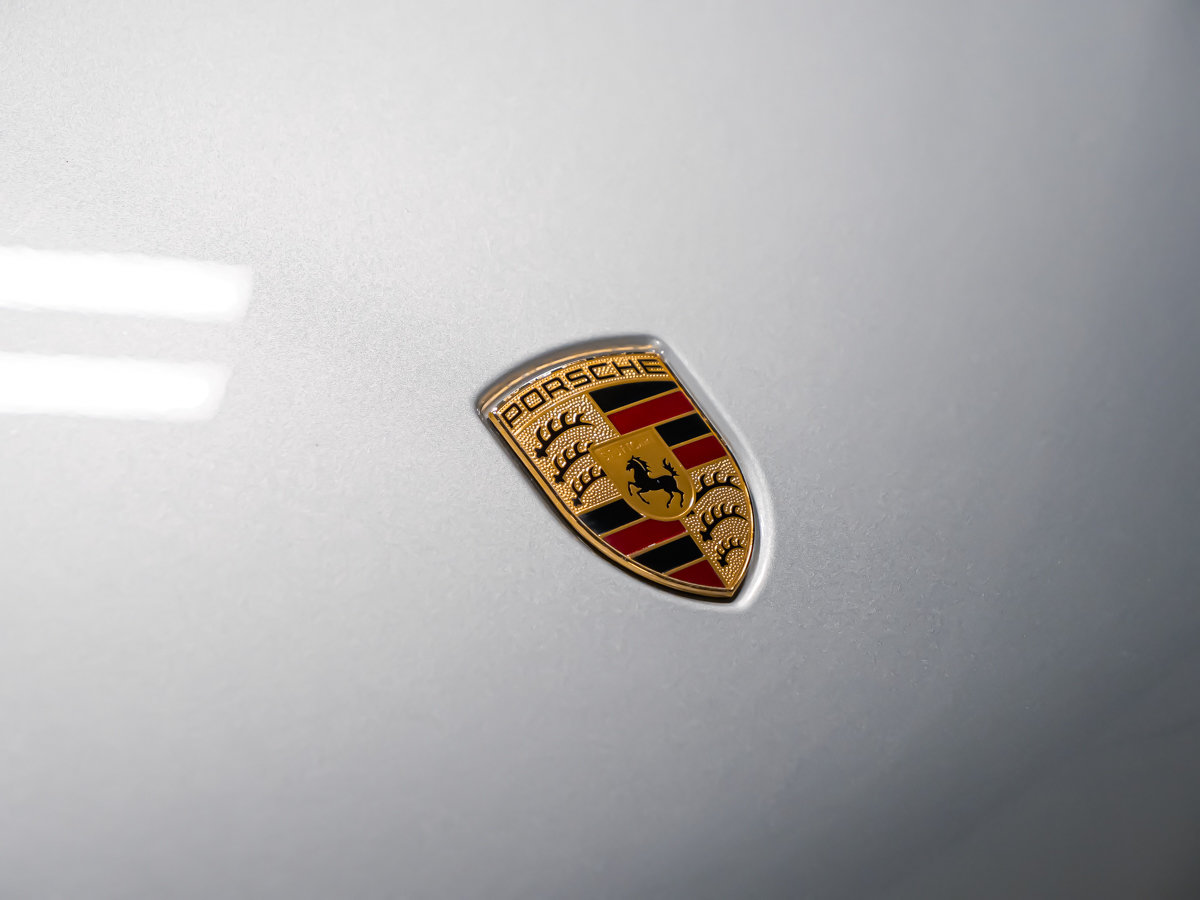 2025 Porsche Macan T-8