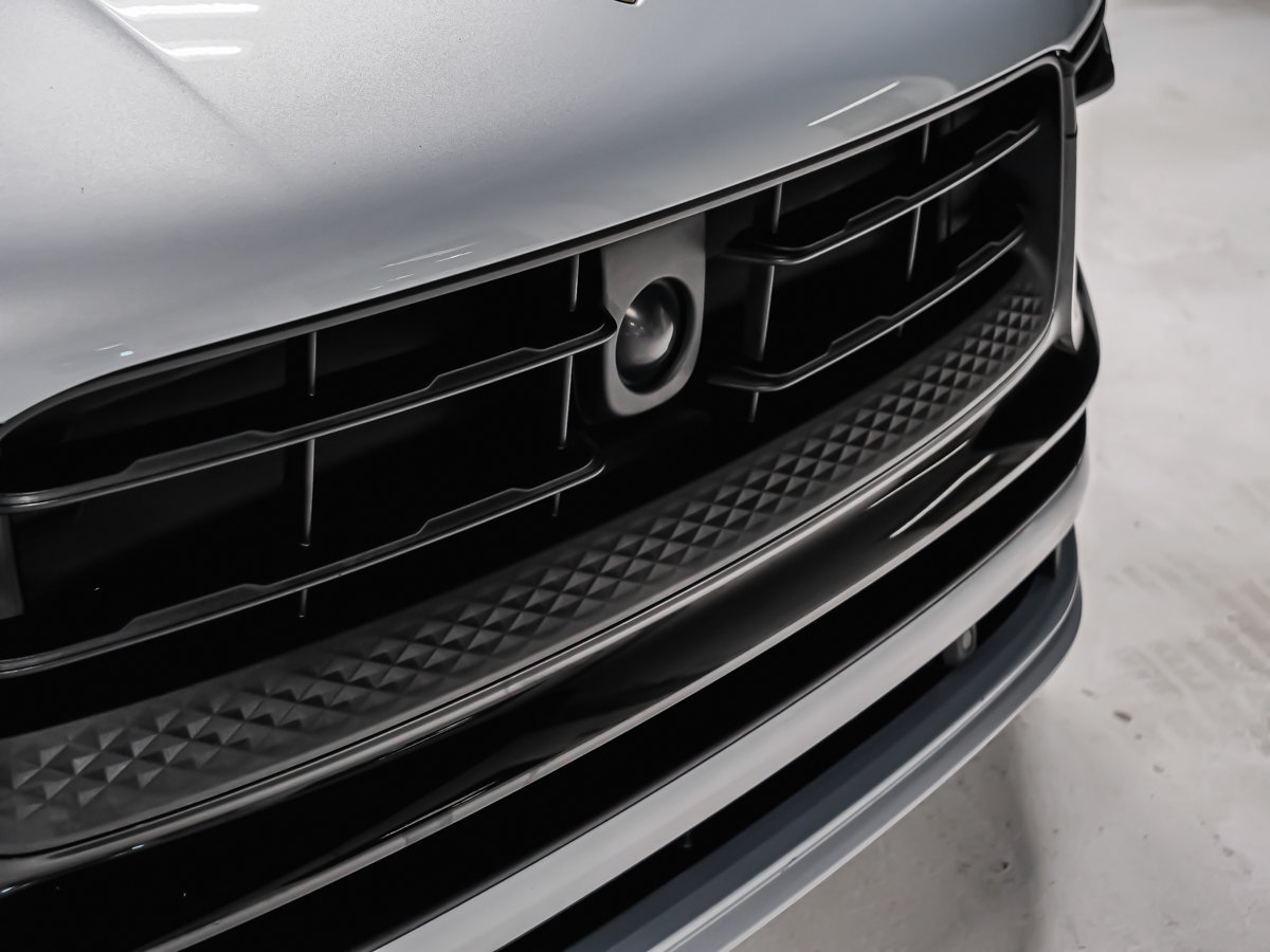 2025 Porsche Macan T-23