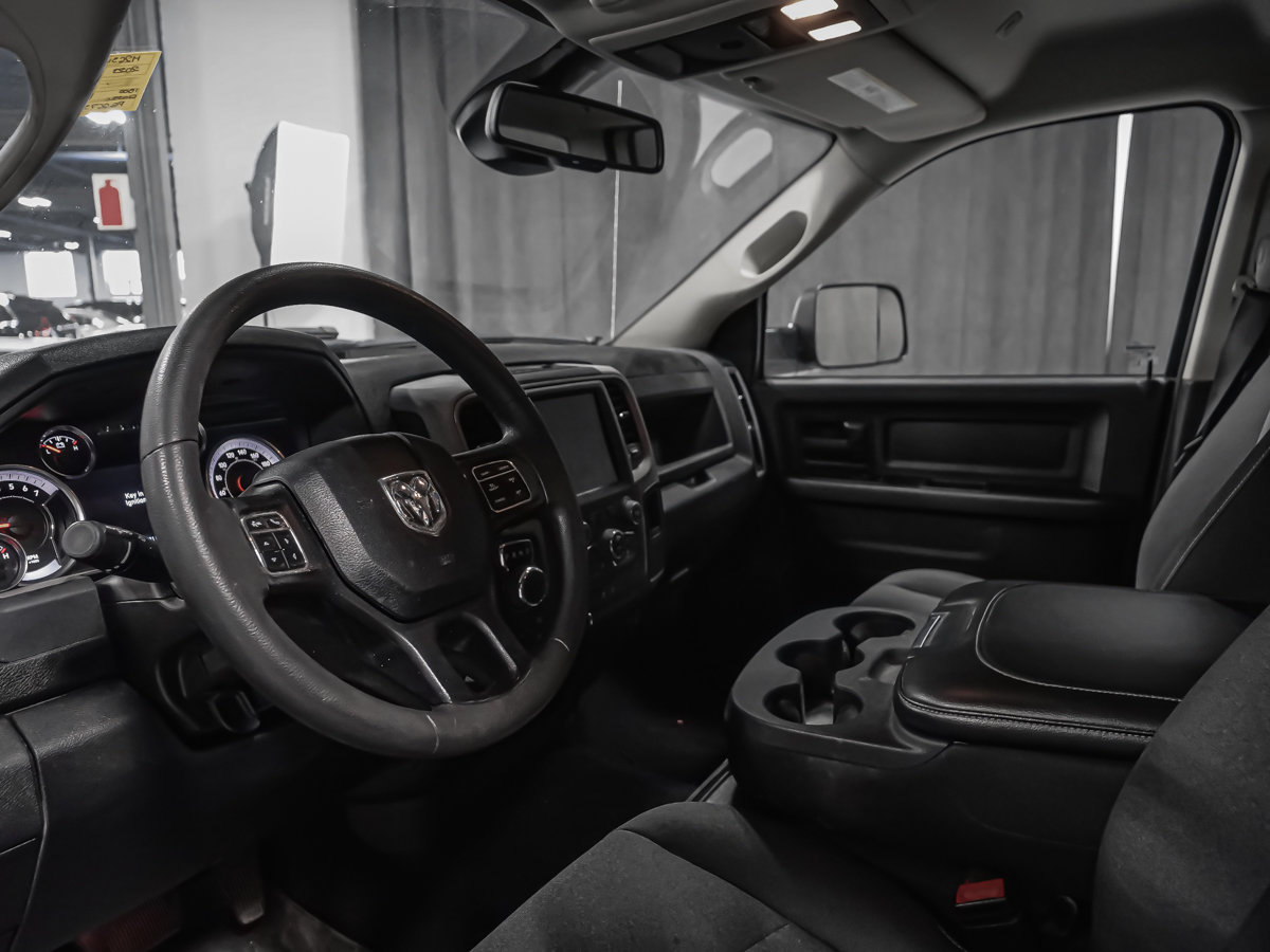 2023 Ram 1500 Classic V6 4X4 CABINE ÉQUIPE-1