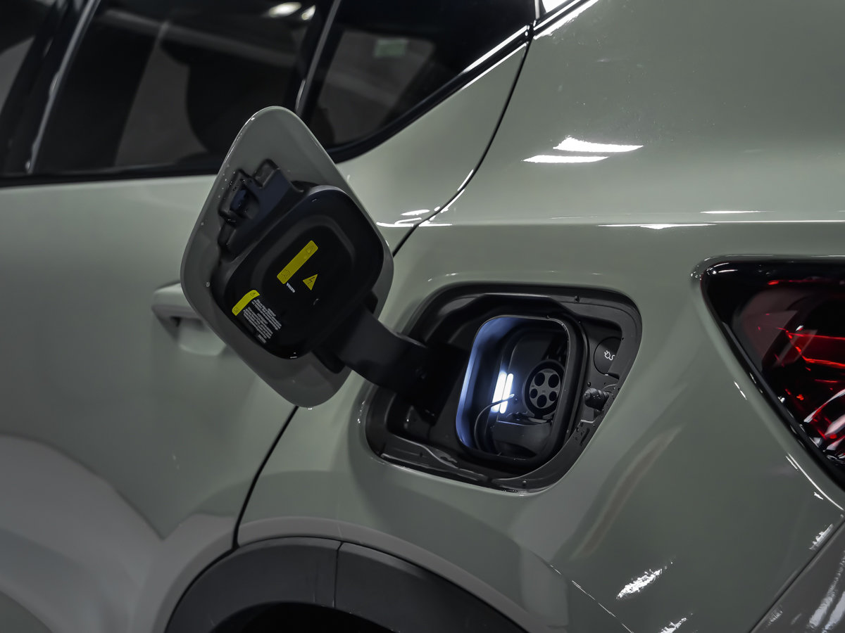 2025 Volvo EC40 Ultra-10