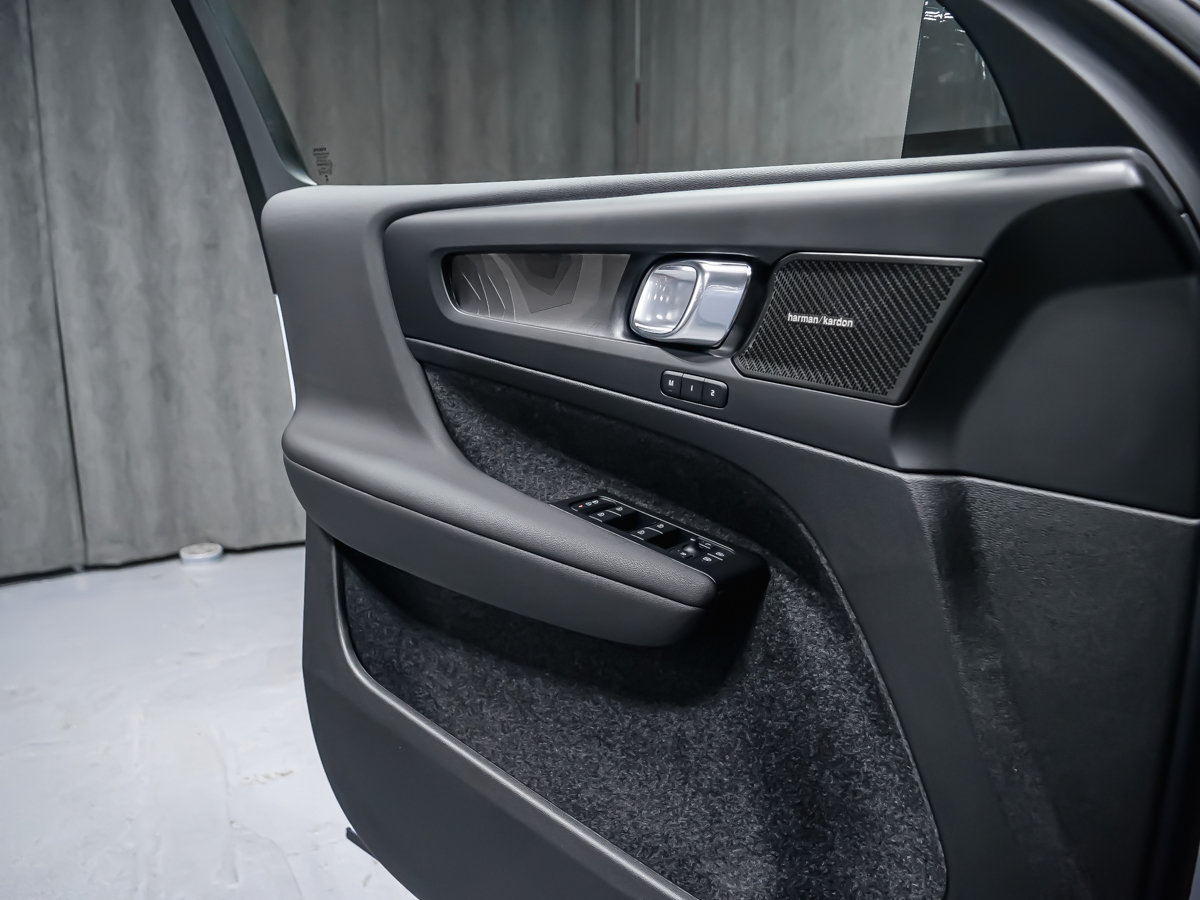 Volvo EC40 TWIN Ultra 2025-10