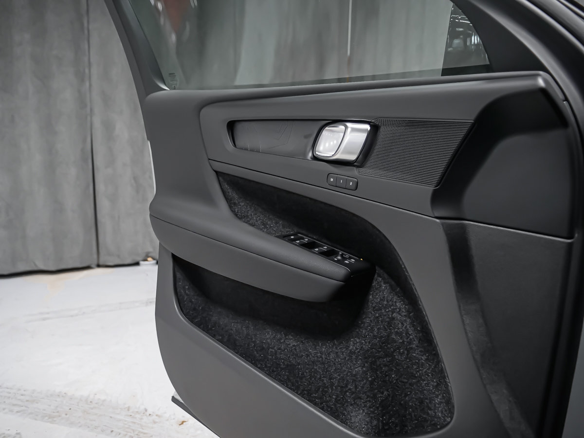 2025 Volvo EC40 TWIN Plus-9