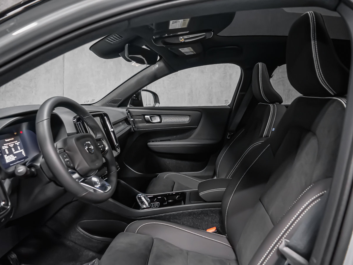 2026 Volvo EC40 Twin Motor, Ultra Black Edition-10