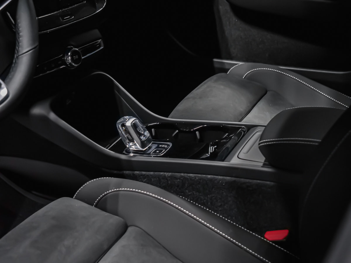 2026 Volvo EC40 Twin Motor, Ultra Black Edition-7