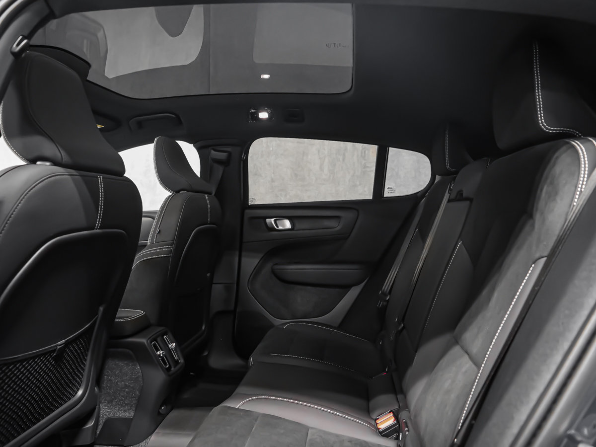 2026 Volvo EC40 Twin Motor, Ultra Black Edition-15