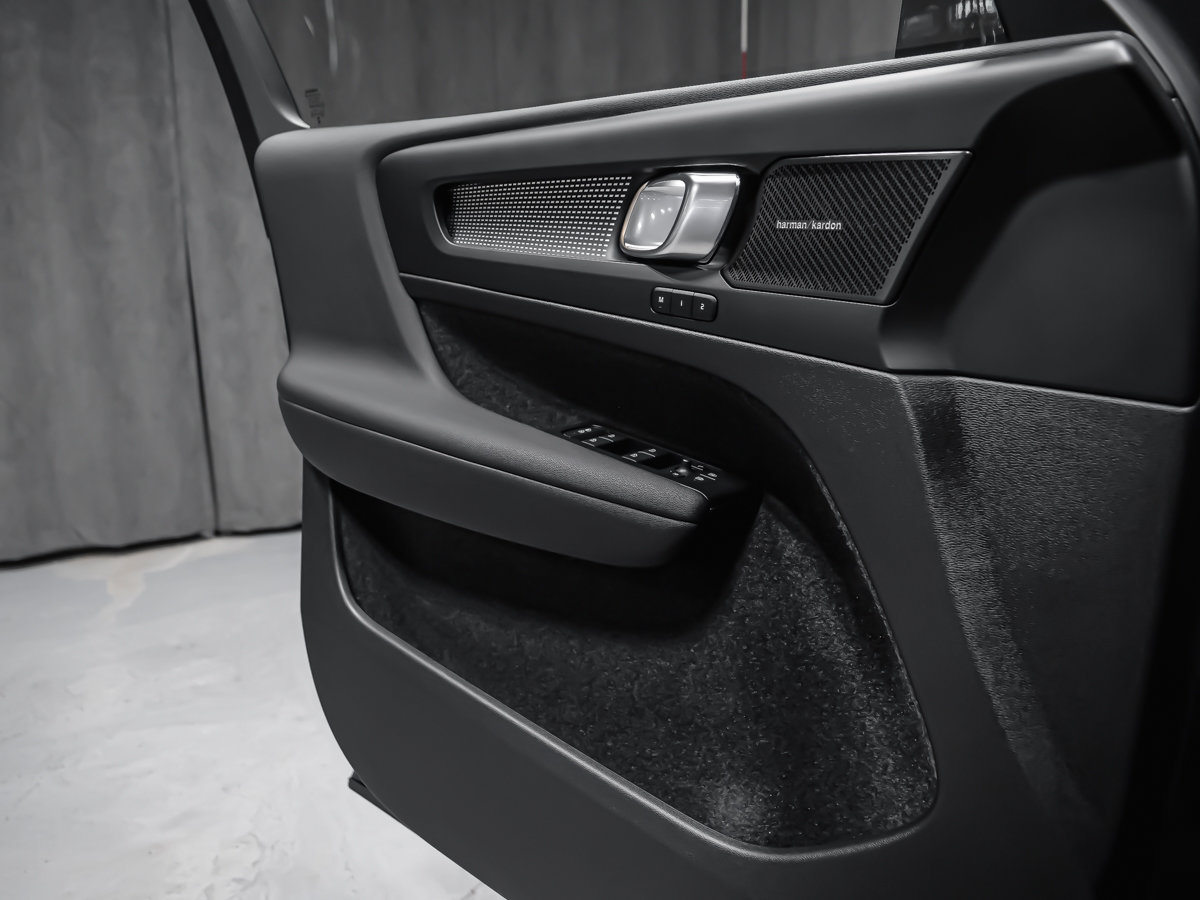 2026 Volvo EC40 Twin Motor, Ultra Black Edition-12