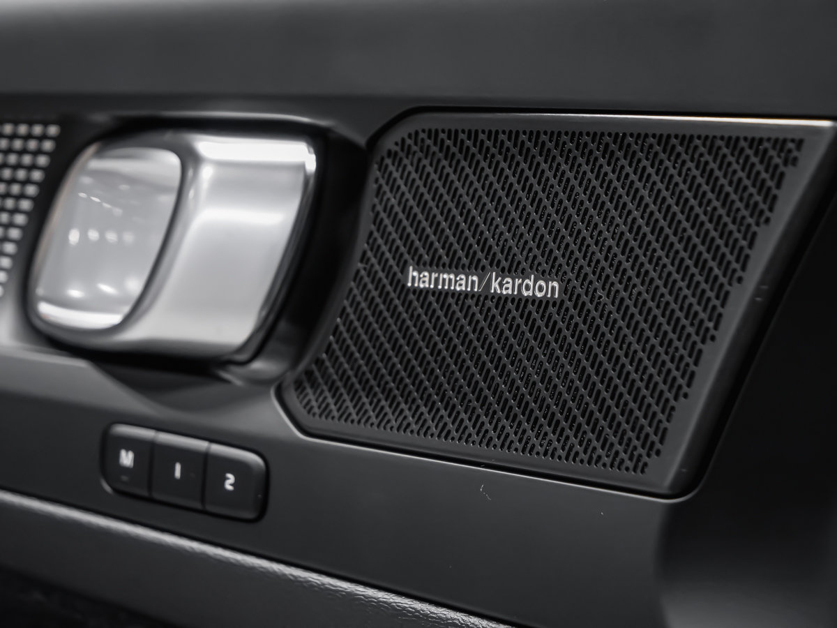 2026 Volvo EC40 Twin Motor, Ultra Black Edition-13