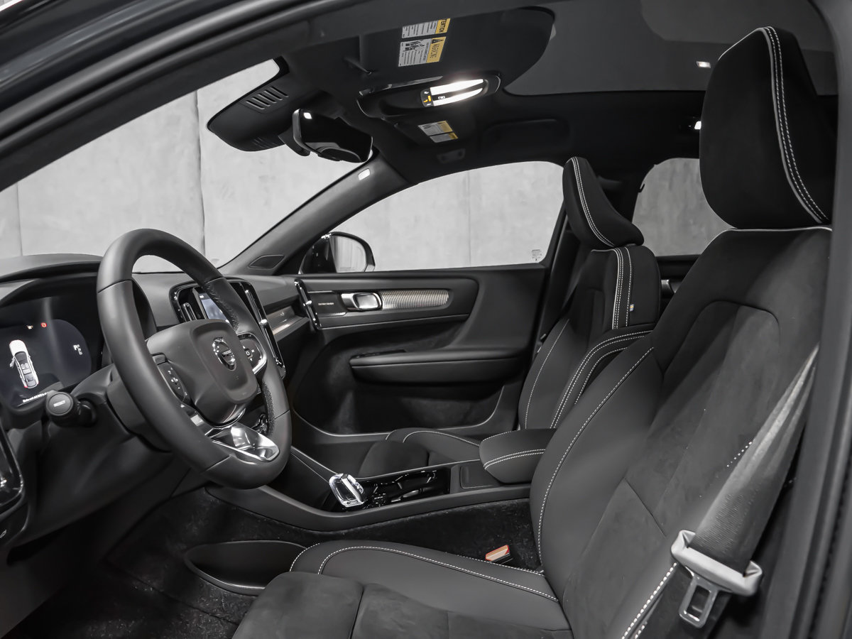 2026 Volvo EC40 Twin Motor, Ultra Black Edition-14