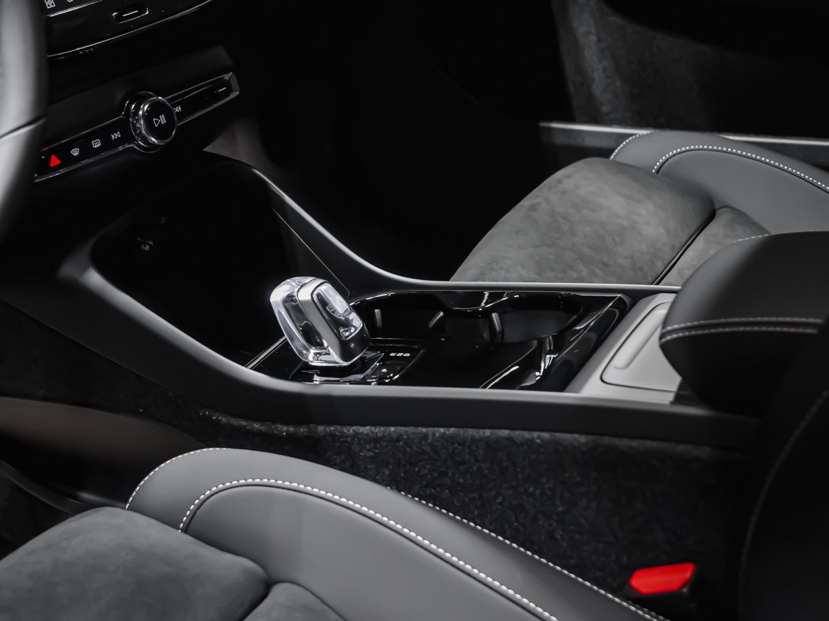 2026 Volvo EC40 Twin Motor, Ultra Black Edition-10