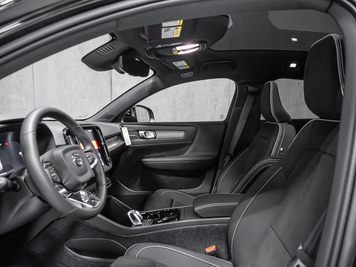 2026 Volvo EC40 Twin Motor, Ultra Black Edition-13