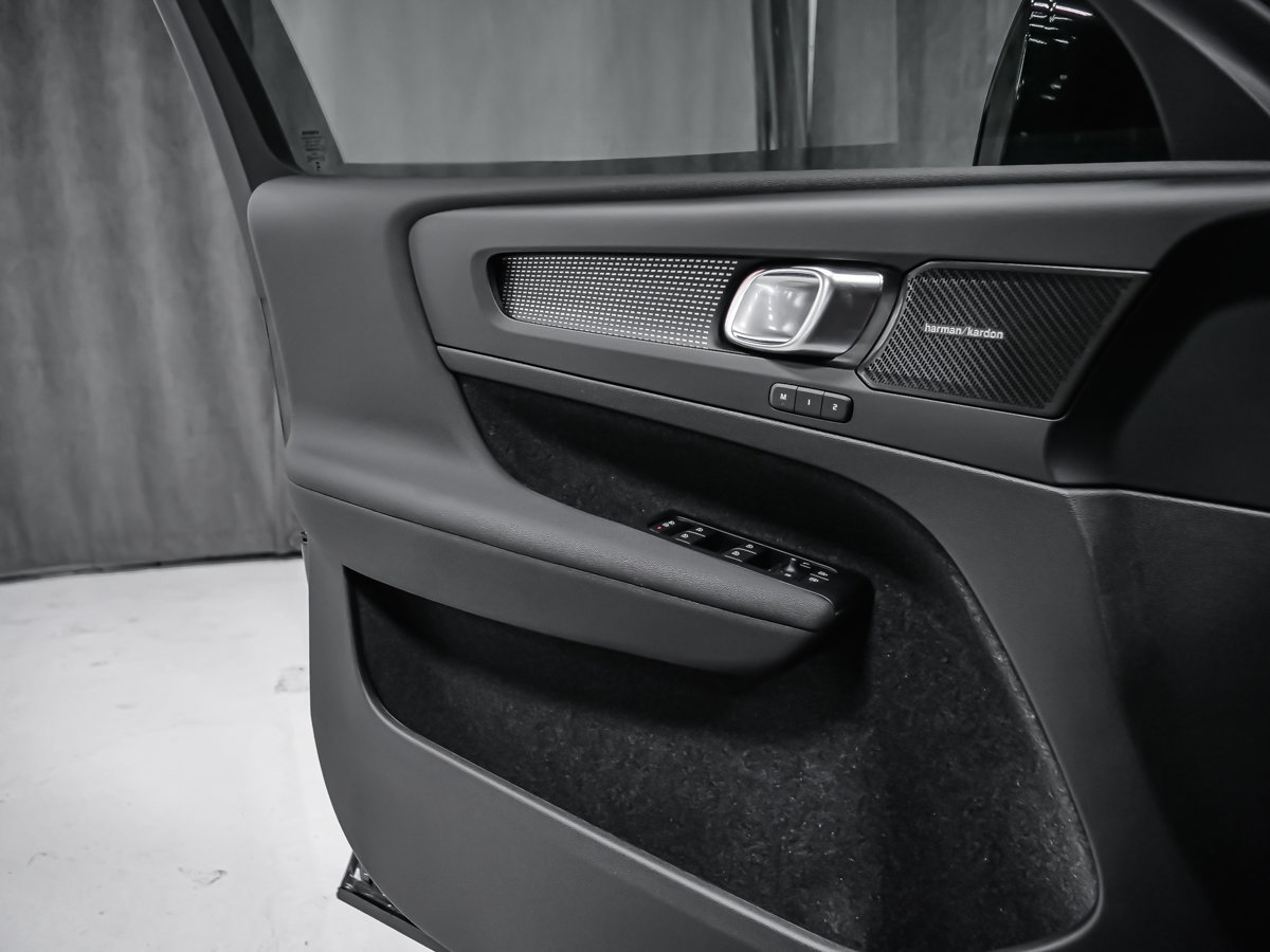 2026 Volvo EC40 Twin Motor, Ultra Black Edition-10