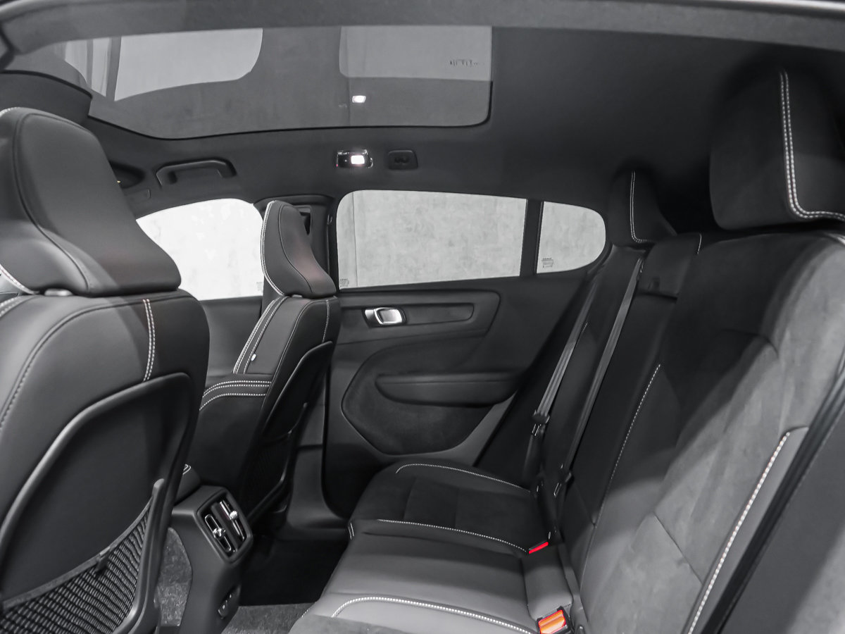 2026 Volvo EC40 Twin Motor, Ultra Black Edition-14