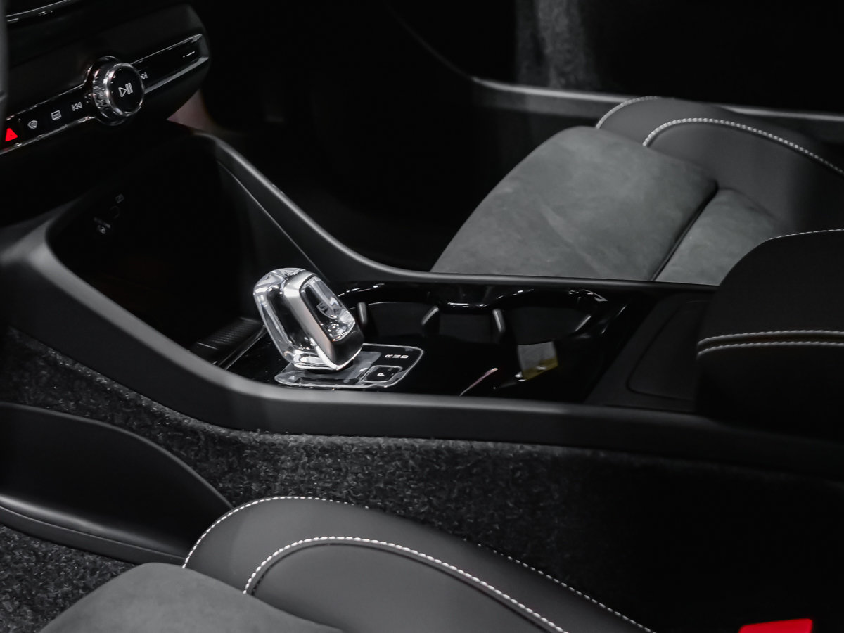 2026 Volvo EC40 Twin Motor, Ultra Black Edition-8
