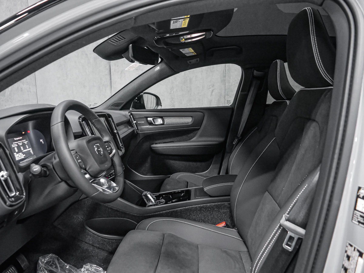 2026 Volvo EC40 Twin Motor, Ultra Black Edition-10