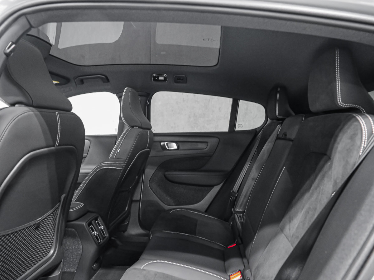 2026 Volvo EC40 Twin Motor, Ultra Black Edition-11