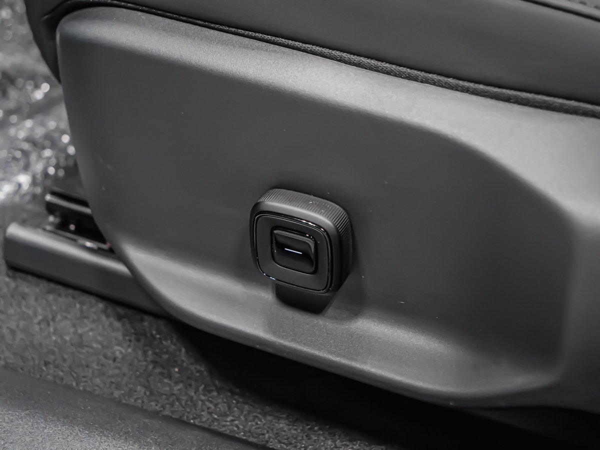 Volvo EX30 Cross Country Ultra 2026-28