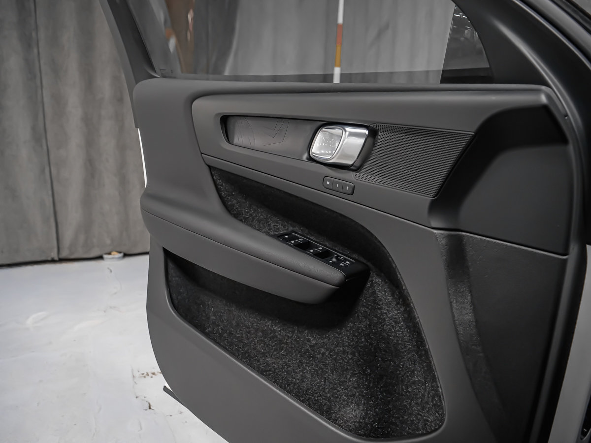 Volvo EX40 TWIN Plus 2025-9